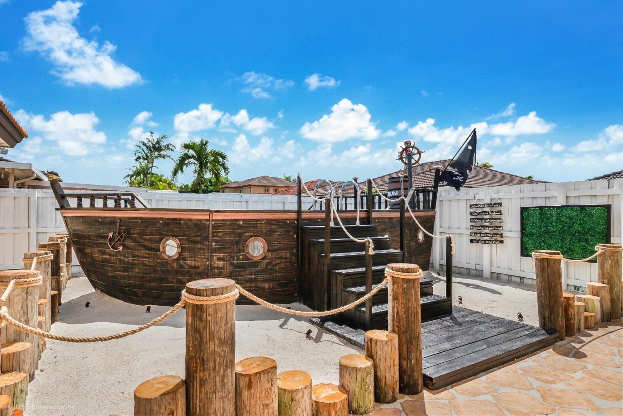 Pirate's Ship Heated Pool 16 Guest Super Mario Theme Pousada *